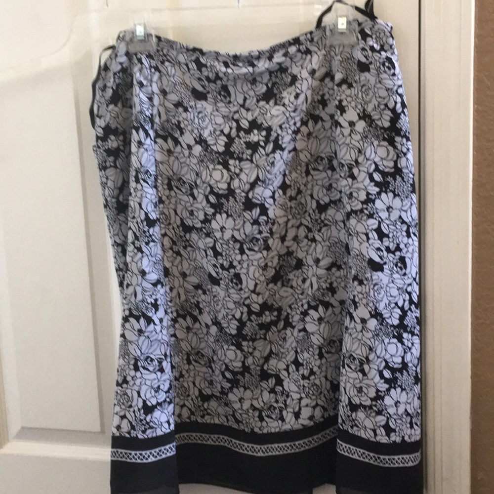 FINAL MARKDOWN Ladies lightweight skirt 14